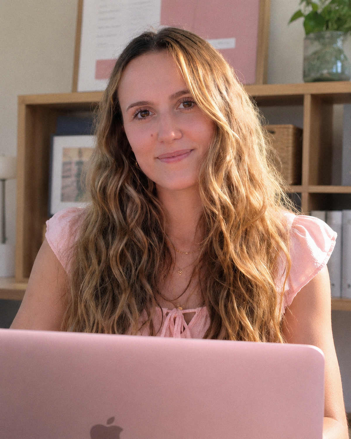 Photo de Manon (portrait, fond clair)
